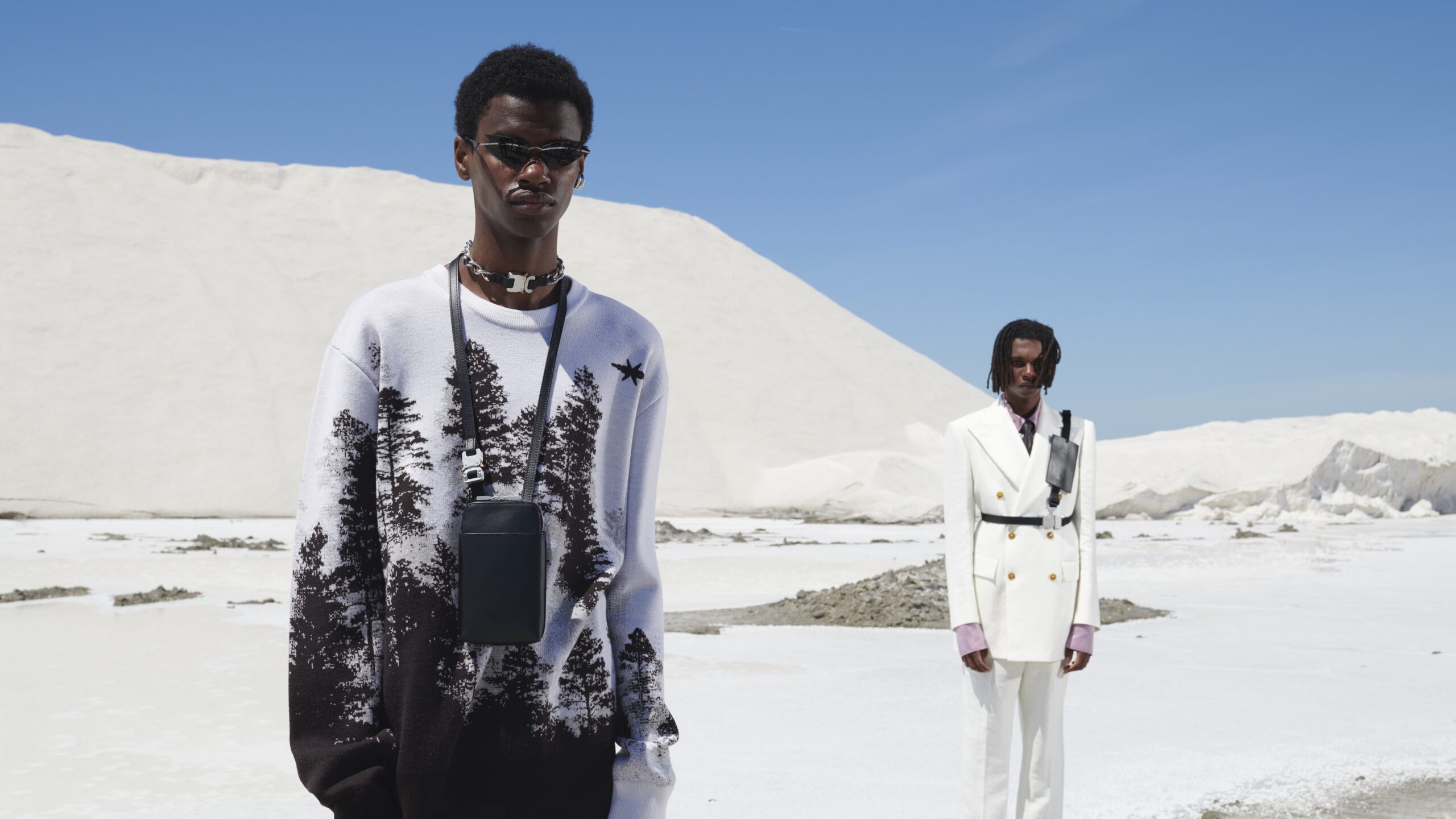 Deux mannequins dans les salins de Camargue pour la campagne Printemps - Production photo par l'agence PAF PAF à Marseille.